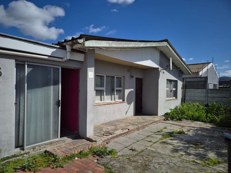 Welcome to this well-located home that offers plenty of potential for the right buyer. - Photo 3