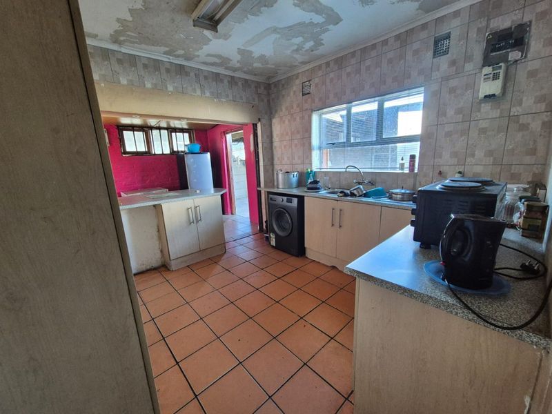 Welcome to this well-located home that offers plenty of potential for the right buyer. - Photo 10