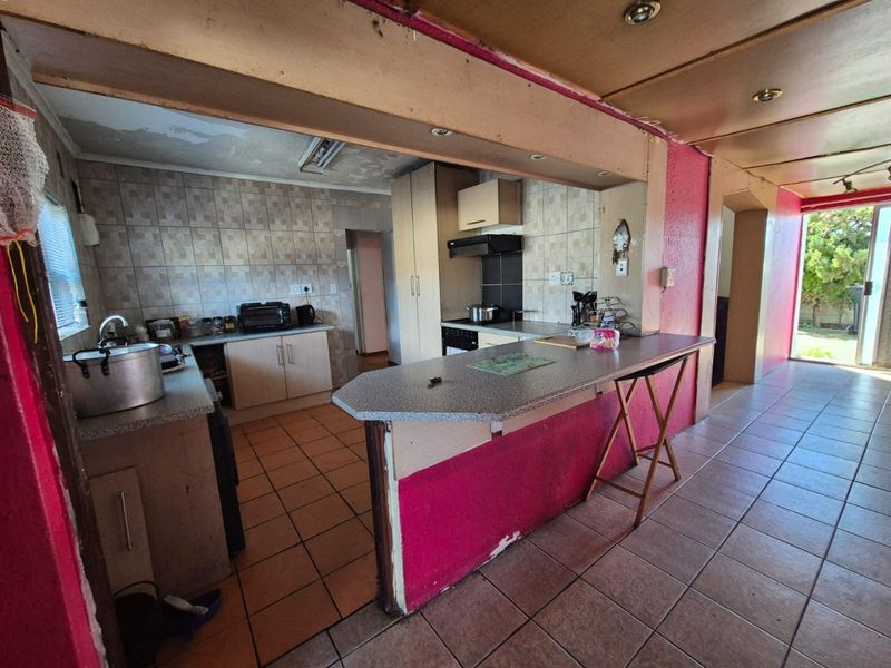 Welcome to this well-located home that offers plenty of potential for the right buyer. - Photo 9