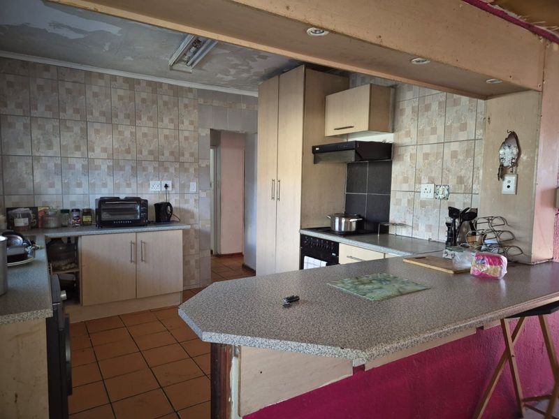 Welcome to this well-located home that offers plenty of potential for the right buyer. - Photo 8