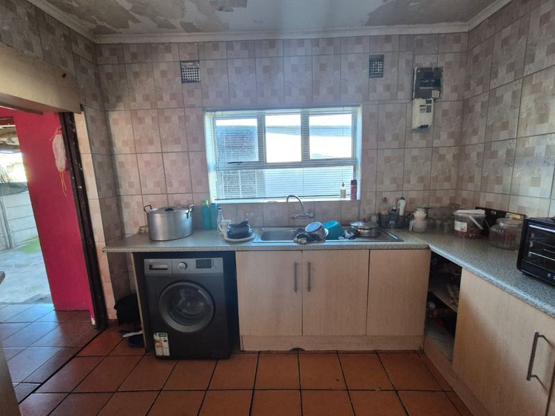 Welcome to this well-located home that offers plenty of potential for the right buyer. - Photo 6