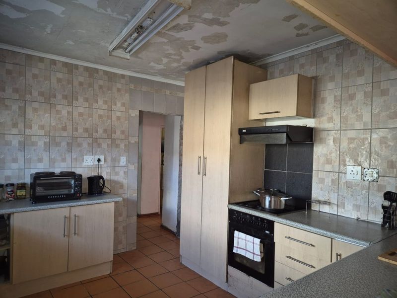 Welcome to this well-located home that offers plenty of potential for the right buyer. - Photo 7