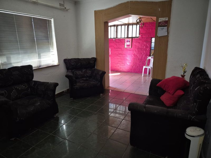 Welcome to this well-located home that offers plenty of potential for the right buyer. - Photo 4