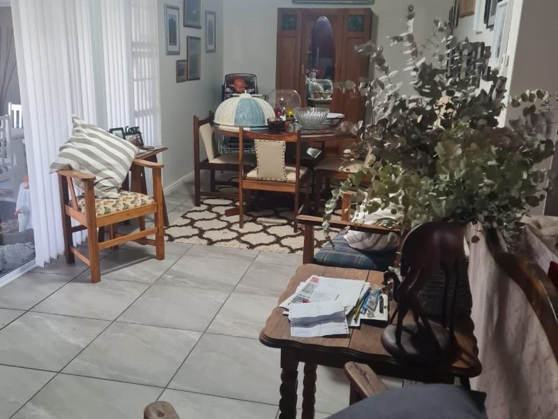 Luxurious 3-Bedroom House in Palm Village, Oudtshoorn. - Photo 8