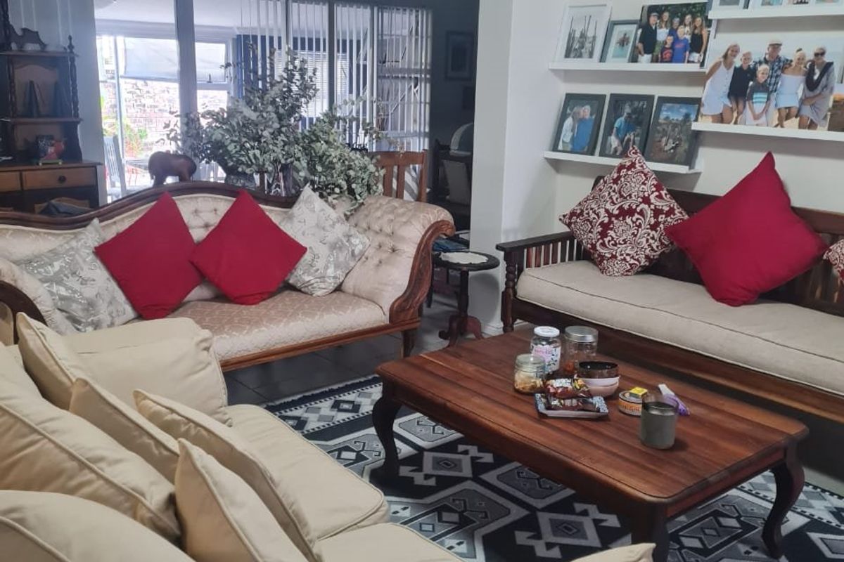 Luxurious 3-Bedroom House in Palm Village, Oudtshoorn. - Photo 5
