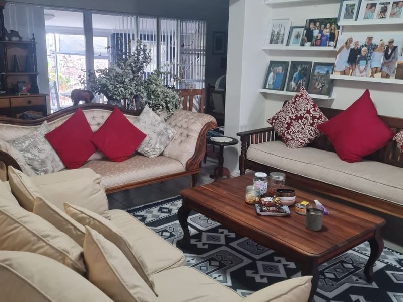 Luxurious 3-Bedroom House in Palm Village, Oudtshoorn. - Photo 5
