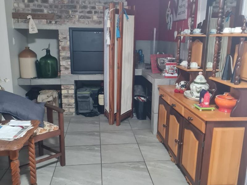 Luxurious 3-Bedroom House in Palm Village, Oudtshoorn. - Photo 3