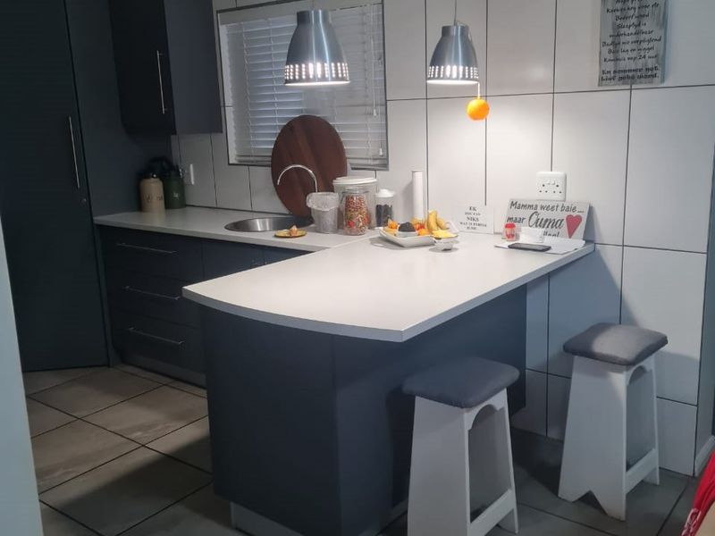 Luxurious 3-Bedroom House in Palm Village, Oudtshoorn. - Photo 7