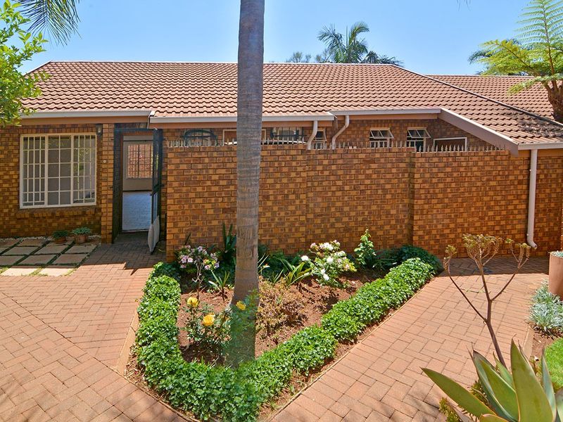 2 bedroom 2 bathroom Townhouse in zwartkop ext 7 - Photo 3