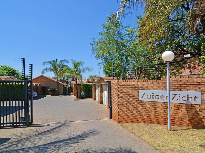 2 bedroom 2 bathroom Townhouse in zwartkop ext 7 - Photo 2