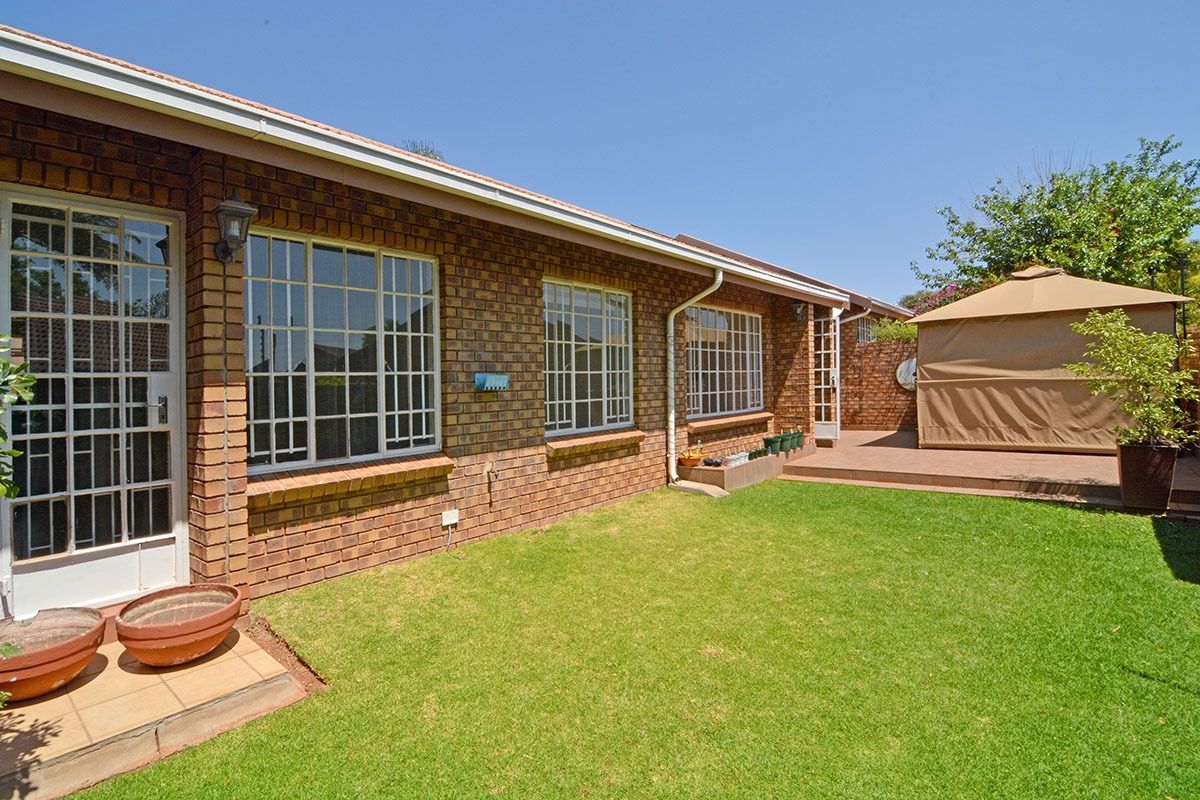 2 bedroom 2 bathroom Townhouse in zwartkop ext 7 - Photo 4