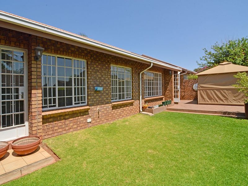 2 bedroom 2 bathroom Townhouse in zwartkop ext 7 - Photo 4