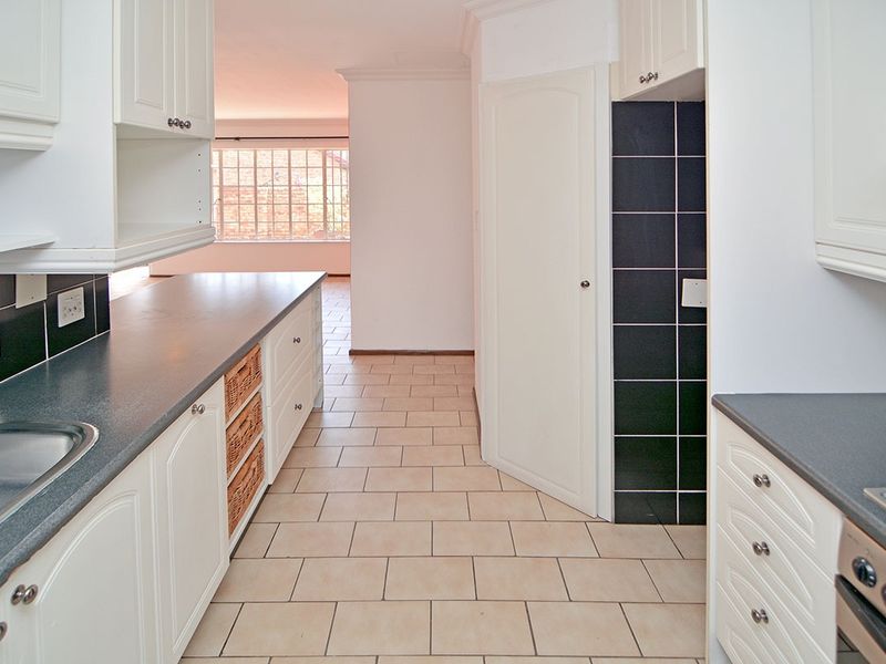 2 bedroom 2 bathroom Townhouse in zwartkop ext 7 - Photo 10