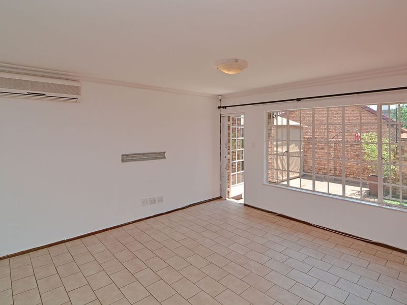 2 bedroom 2 bathroom Townhouse in zwartkop ext 7 - Photo 8