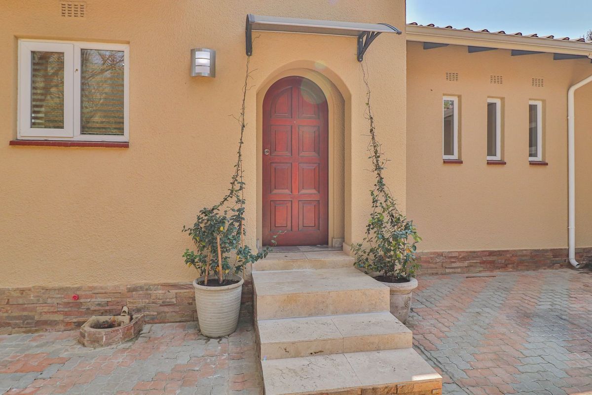 Stylish 4-Bedroom Home in Sought-After Boomed Area of Highway Gardens. - Photo 4