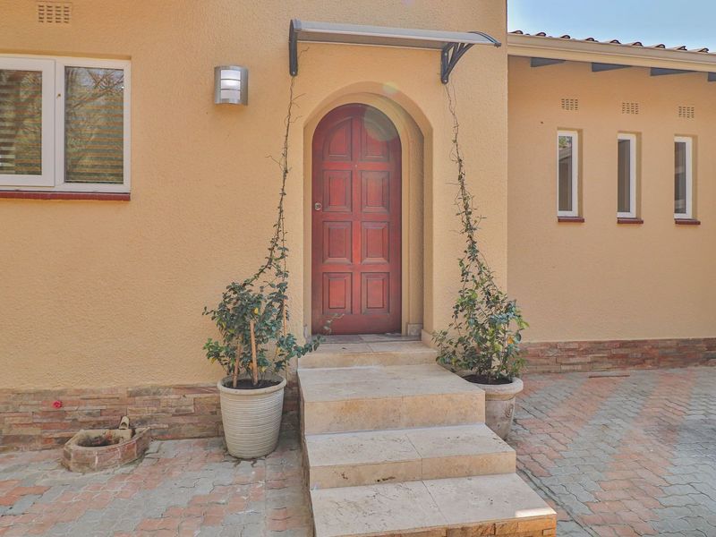 Stylish 4-Bedroom Home in Sought-After Boomed Area of Highway Gardens. - Photo 4