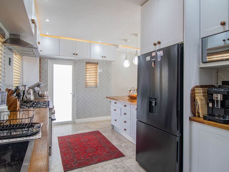 Stylish 4-Bedroom Home in Sought-After Boomed Area of Highway Gardens. - Photo 10