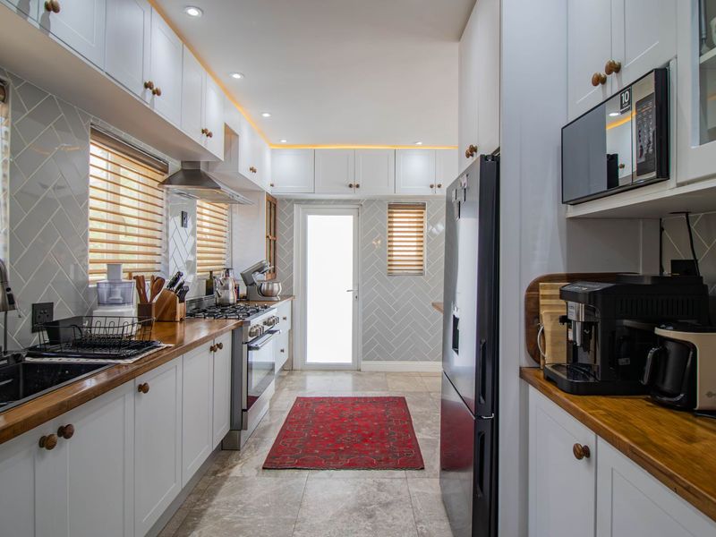 Stylish 4-Bedroom Home in Sought-After Boomed Area of Highway Gardens. - Photo 8