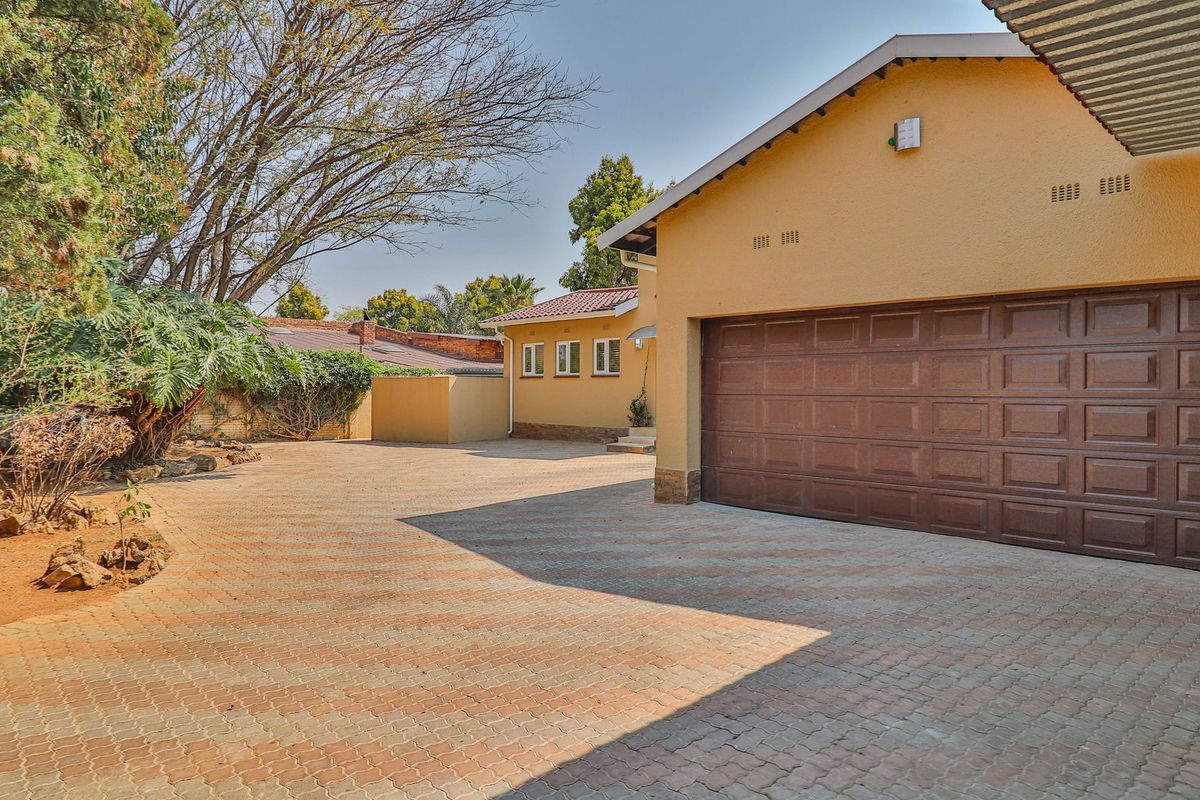 Stylish 4-Bedroom Home in Sought-After Boomed Area of Highway Gardens. - Photo 5