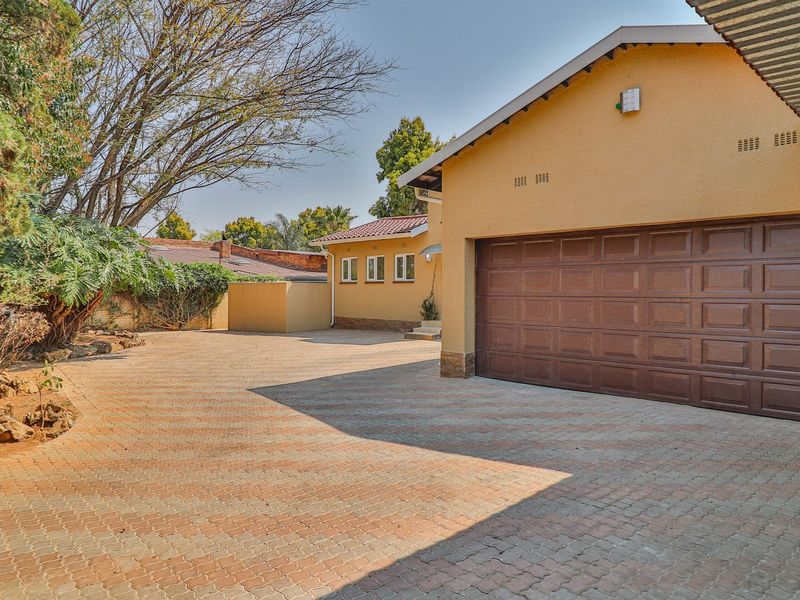 Stylish 4-Bedroom Home in Sought-After Boomed Area of Highway Gardens. - Photo 5