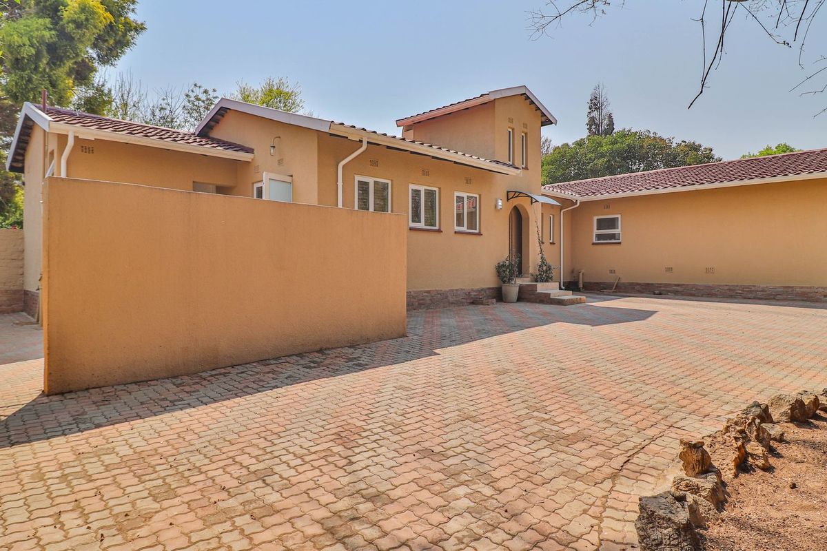 Stylish 4-Bedroom Home in Sought-After Boomed Area of Highway Gardens. - Photo 2