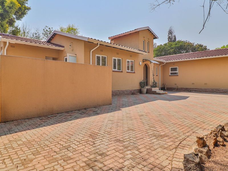 Stylish 4-Bedroom Home in Sought-After Boomed Area of Highway Gardens. - Photo 2