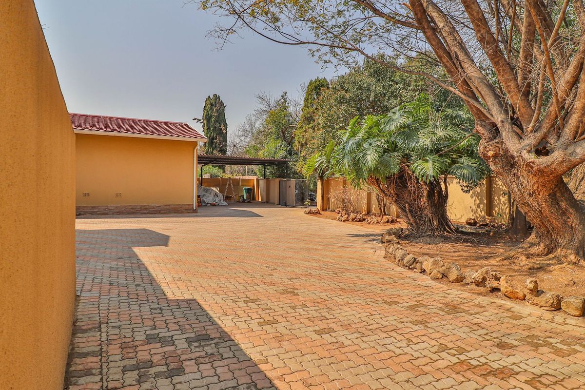 Stylish 4-Bedroom Home in Sought-After Boomed Area of Highway Gardens. - Photo 3