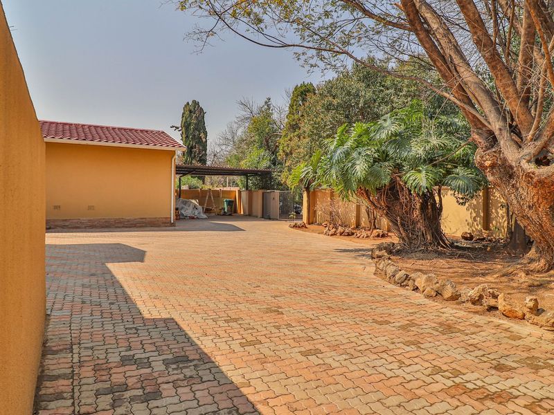 Stylish 4-Bedroom Home in Sought-After Boomed Area of Highway Gardens. - Photo 3