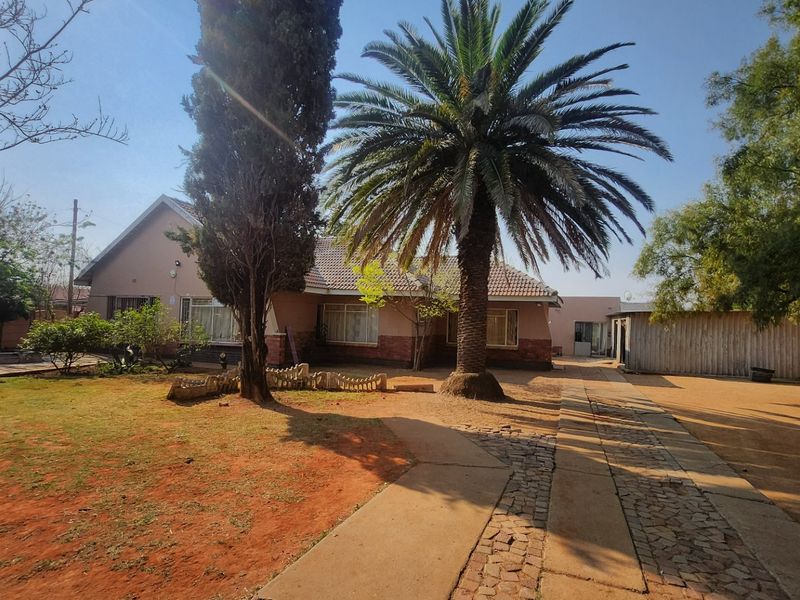 Affordable 3-Bedroom Home with Flatlet - Photo 2