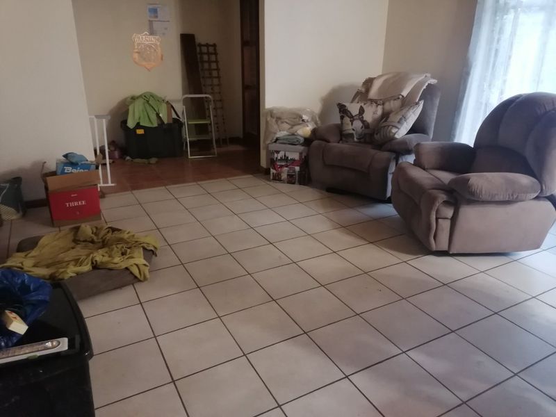 Spacious 3 bedroom family home for Rent with a Bachelor Flat in Universitas Bloemfontein - Photo 2