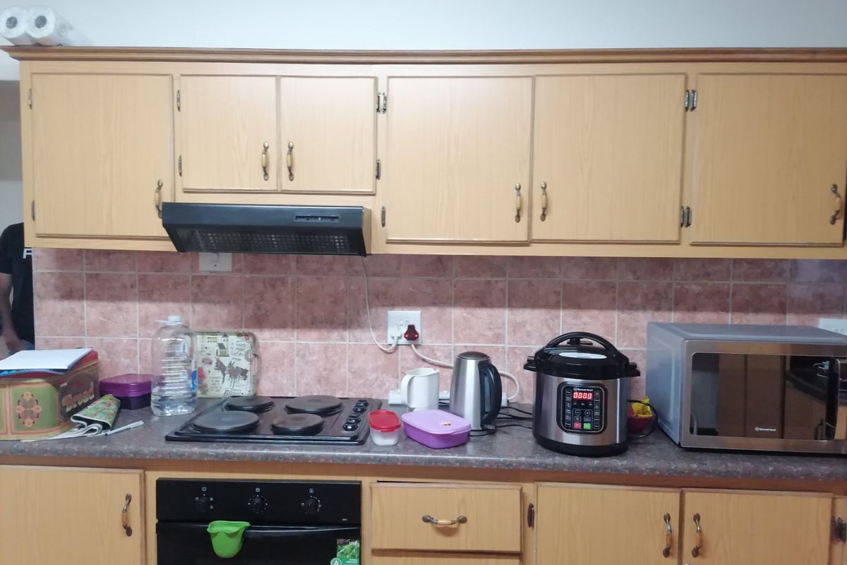 Spacious 3 bedroom family home for Rent with a Bachelor Flat in Universitas Bloemfontein - Photo 4