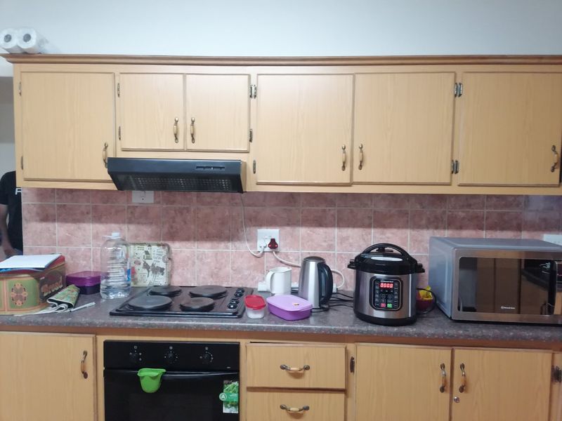 Spacious 3 bedroom family home for Rent with a Bachelor Flat in Universitas Bloemfontein - Photo 4