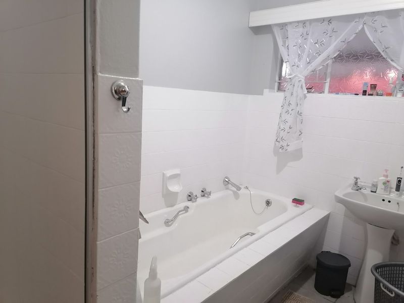 Spacious 3 bedroom family home for Rent with a Bachelor Flat in Universitas Bloemfontein - Photo 9