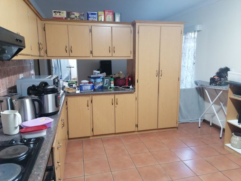 Spacious 3 bedroom family home for Rent with a Bachelor Flat in Universitas Bloemfontein - Photo 5