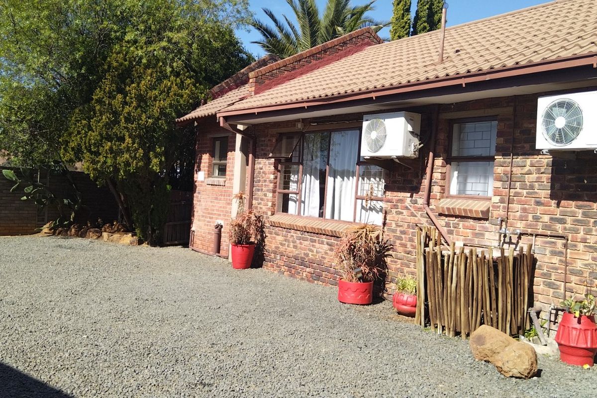 Lovely 12 Bedroomed Guesthouse for sale in Pellissier, Bloemfontein - Photo 4