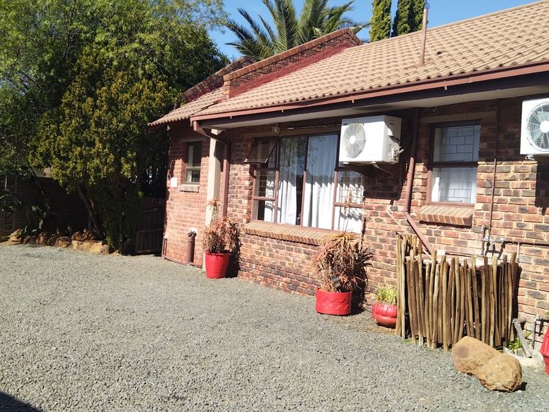 Lovely 12 Bedroomed Guesthouse for sale in Pellissier, Bloemfontein - Photo 4