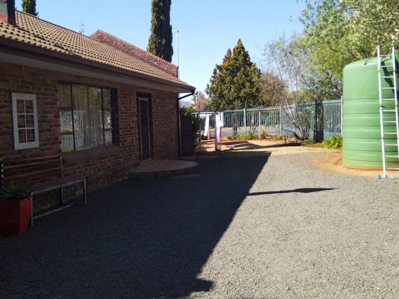 Lovely 12 Bedroomed Guesthouse for sale in Pellissier, Bloemfontein - Photo 6