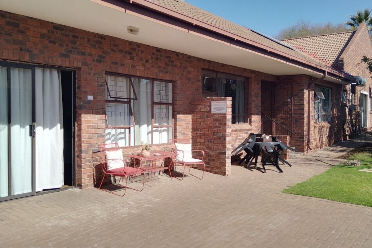 Lovely 12 Bedroomed Guesthouse for sale in Pellissier, Bloemfontein - Photo 3