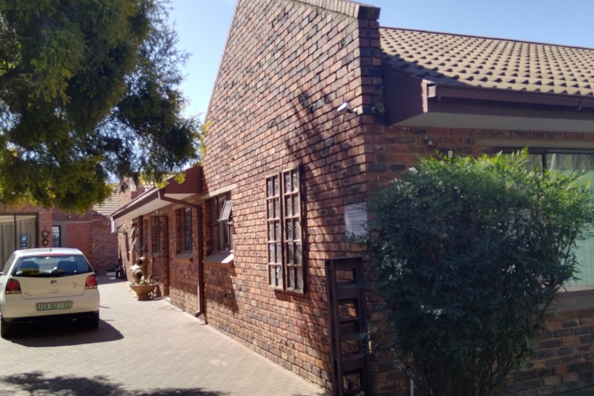 Lovely 12 Bedroomed Guesthouse for sale in Pellissier, Bloemfontein - Photo 5