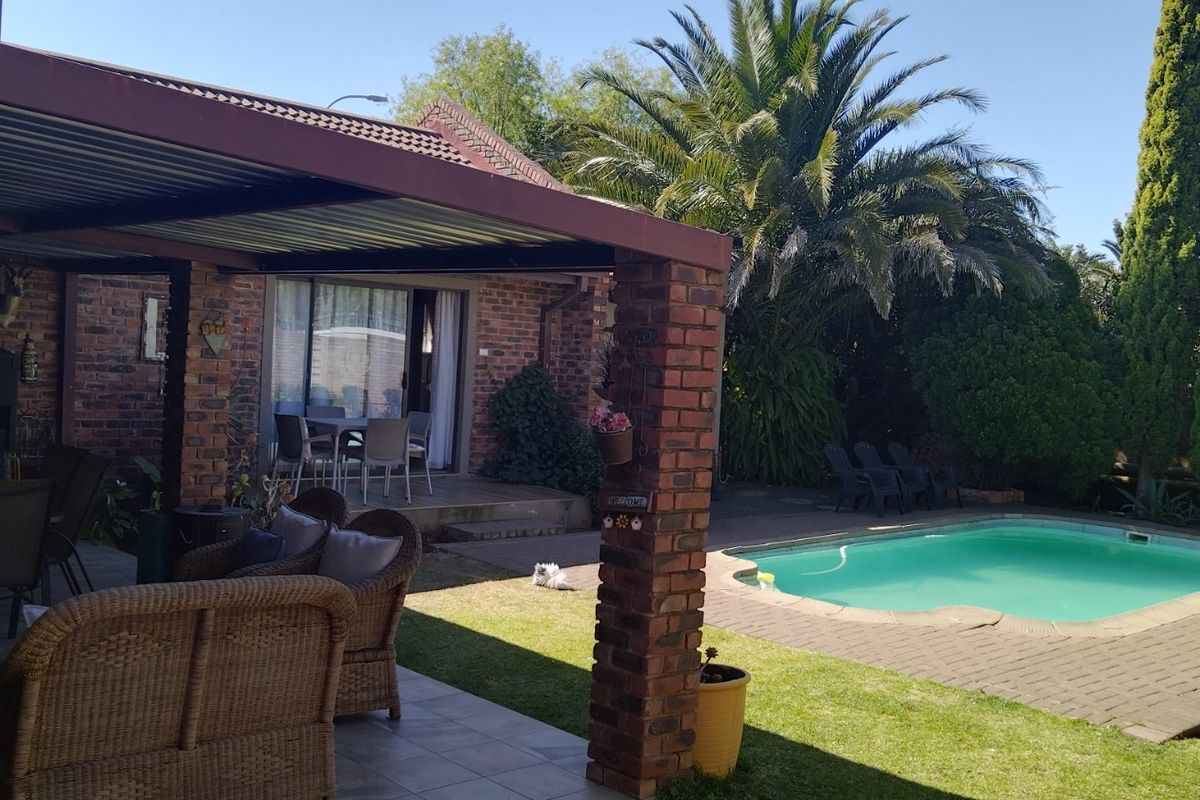Lovely 12 Bedroomed Guesthouse for sale in Pellissier, Bloemfontein - Photo 2