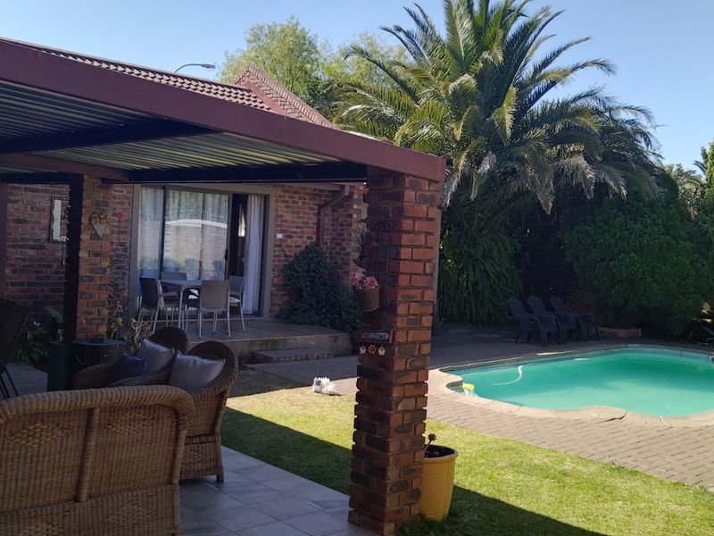 Lovely 12 Bedroomed Guesthouse for sale in Pellissier, Bloemfontein - Photo 2