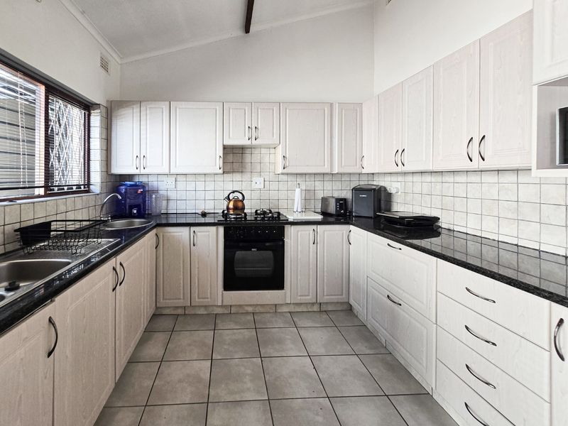 Single Level Home With Income Potential  - Photo 4