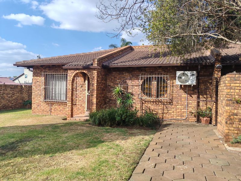 Lovely and spacious property for sale in  Wierda park  !! - Photo 3