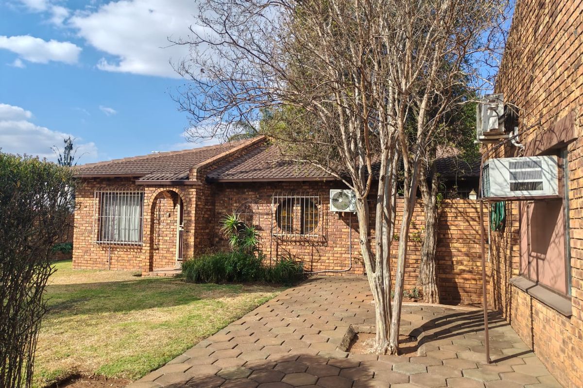 Lovely and spacious property for sale in  Wierda park  !! - Photo 2