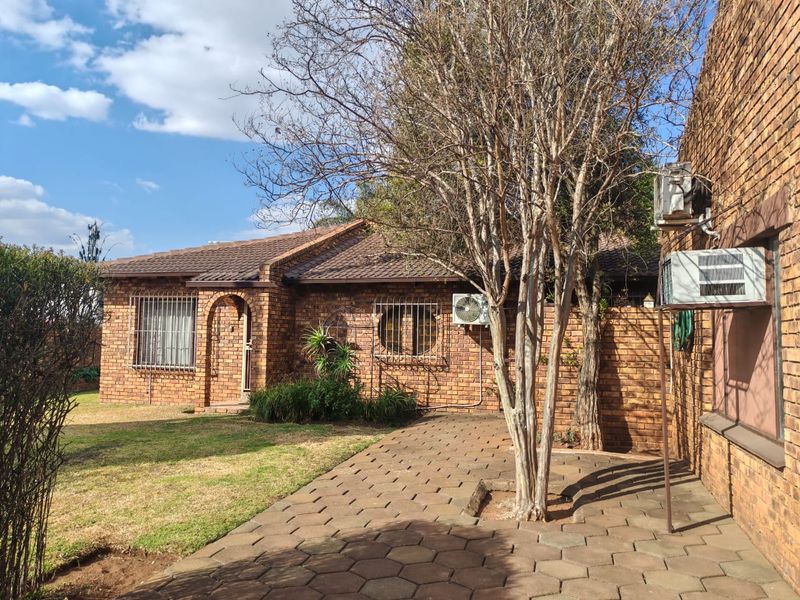 Lovely and spacious property for sale in  Wierda park  !! - Photo 2