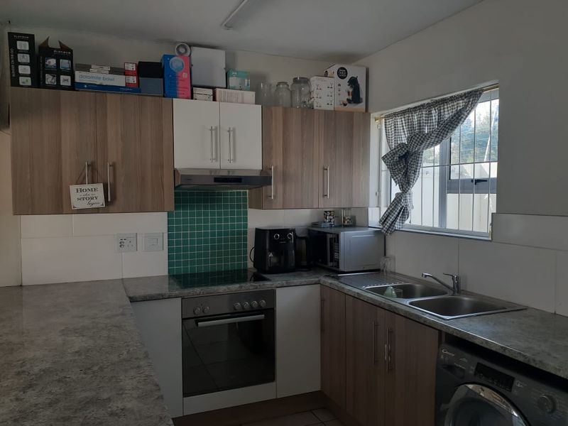 2 bedroom apartment for sale in Parsonsvlei - Photo 2