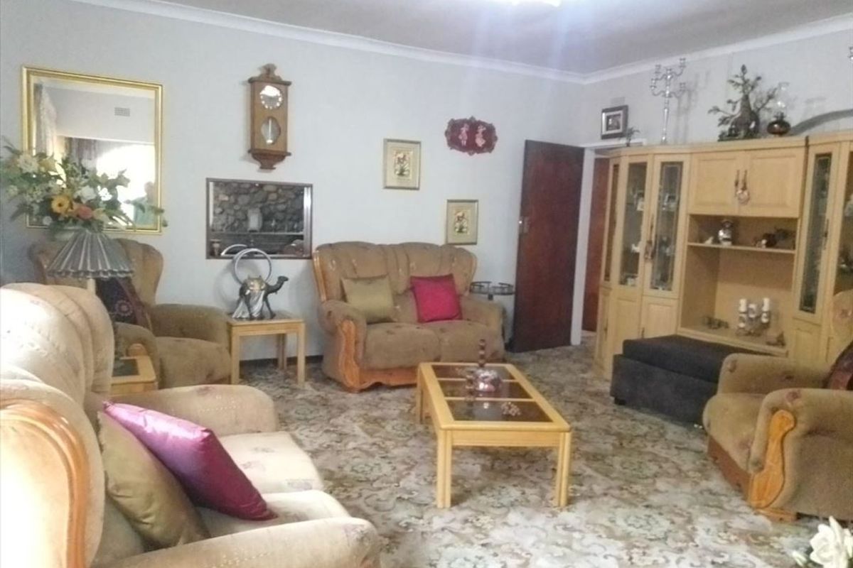 Spacious Family Home with Ample Bedrooms and Modern Amenities - Photo 2