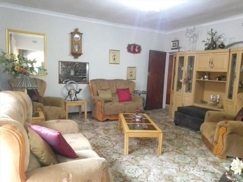 Spacious Family Home with Ample Bedrooms and Modern Amenities - Photo 2