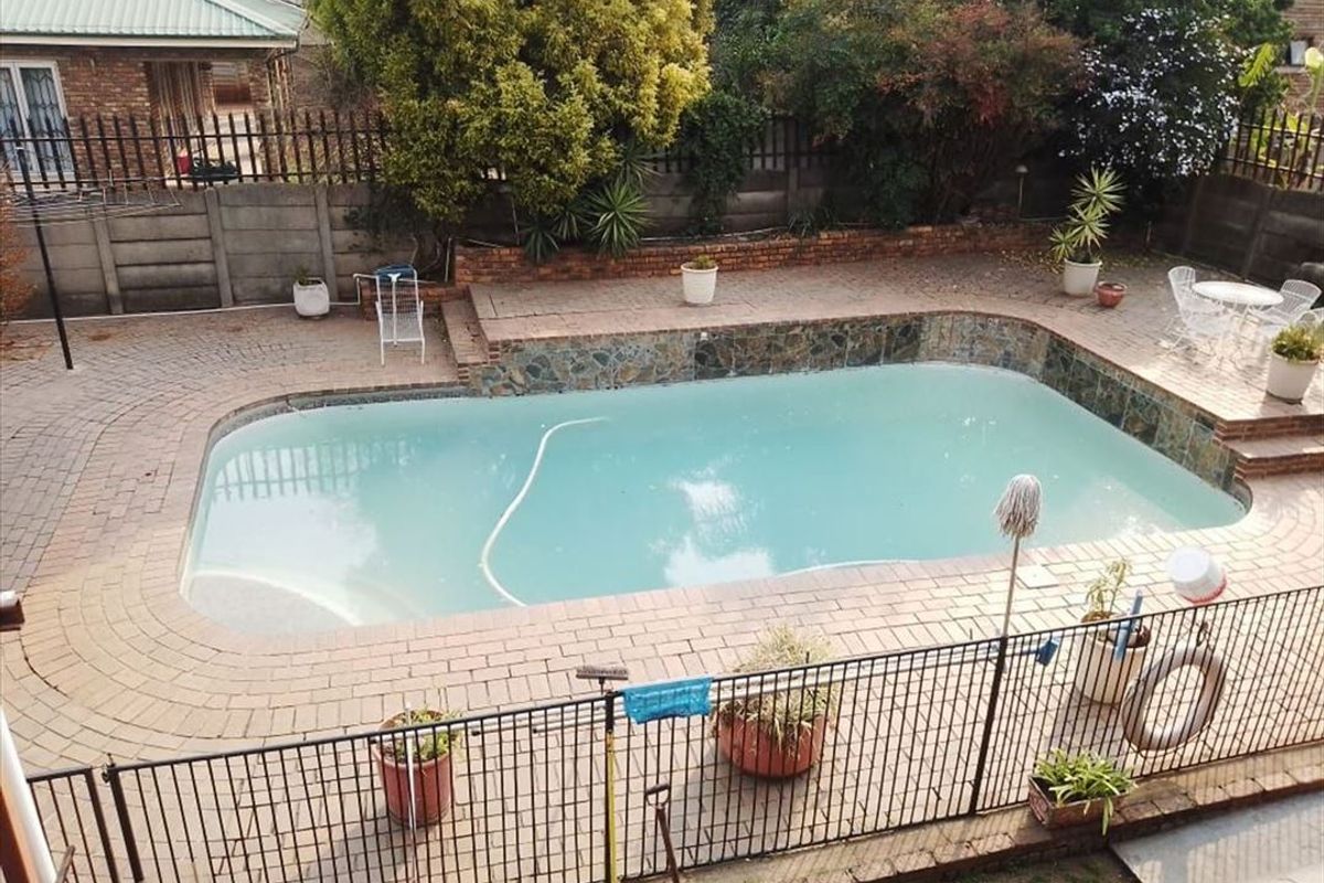 Spacious Family Home with Ample Bedrooms and Modern Amenities - Photo 3