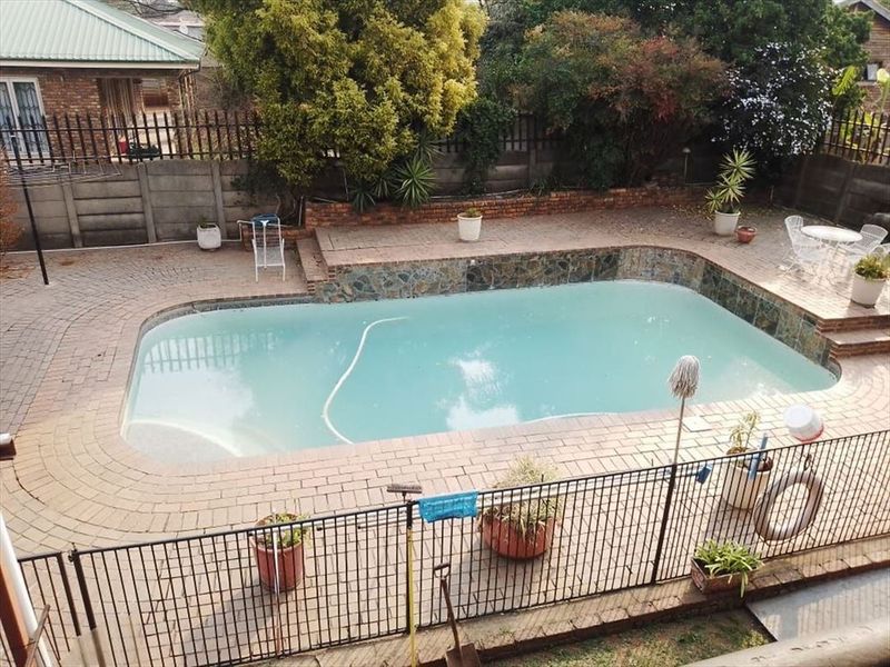 Spacious Family Home with Ample Bedrooms and Modern Amenities - Photo 3